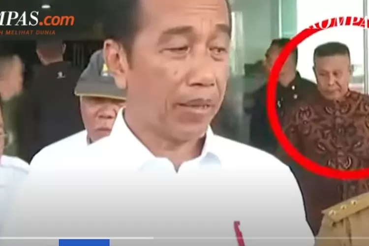 Pria berbaju batik cokelat yang belum diketahui identitasnya menerobos paspambres nekat mendekati Presiden Jokowi saat meninjau RSUD Konawe, Sulawesi Tenggara, Selasa (14/5/2024)..