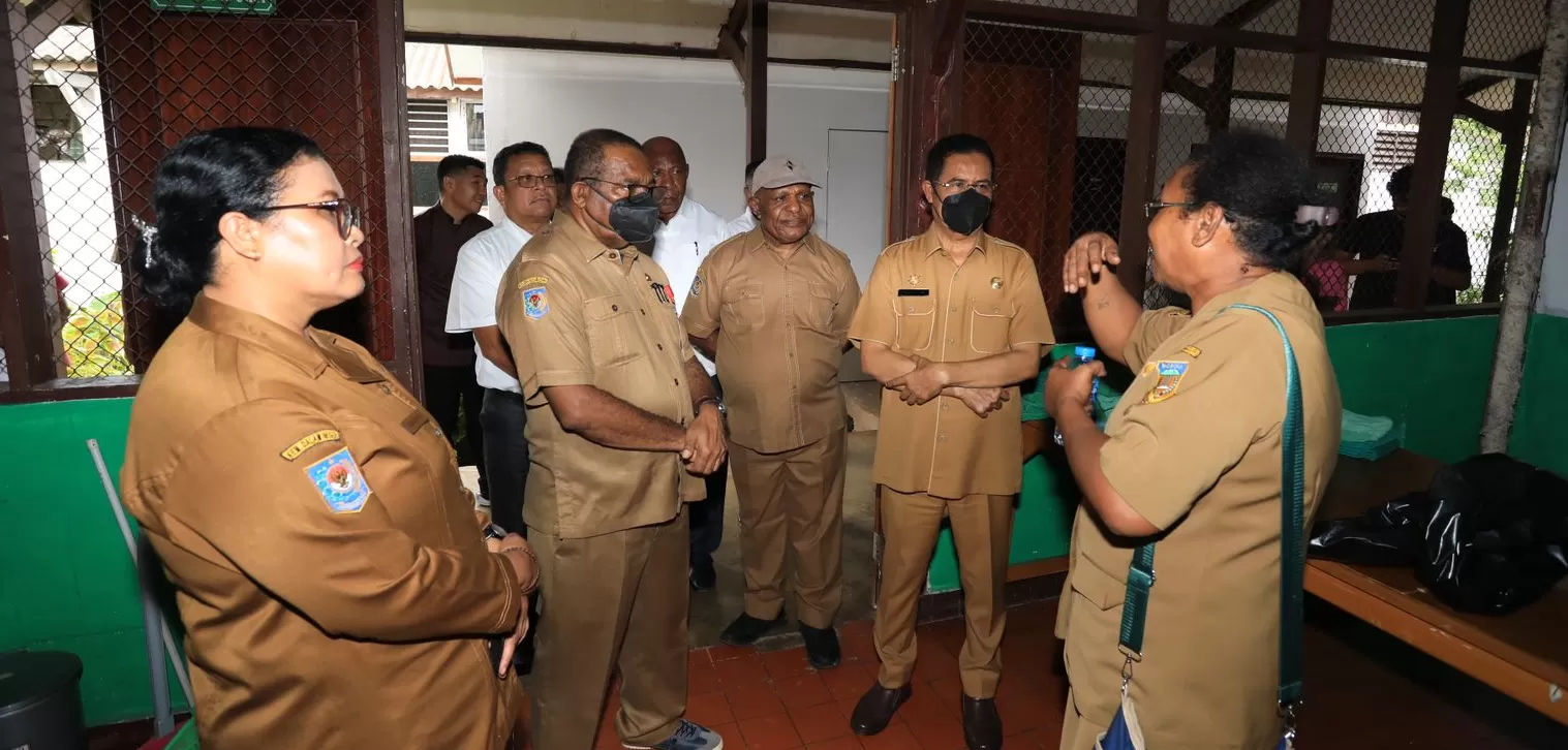 Pj Gubernur Papua, Ridwan Rumasukun, saat melakukan sidak (inspeksi mendadak) di RSUD Jayapura, Senin (18/3/2024). (CENDERAWASIH POS/ELFIRA HALIFA)