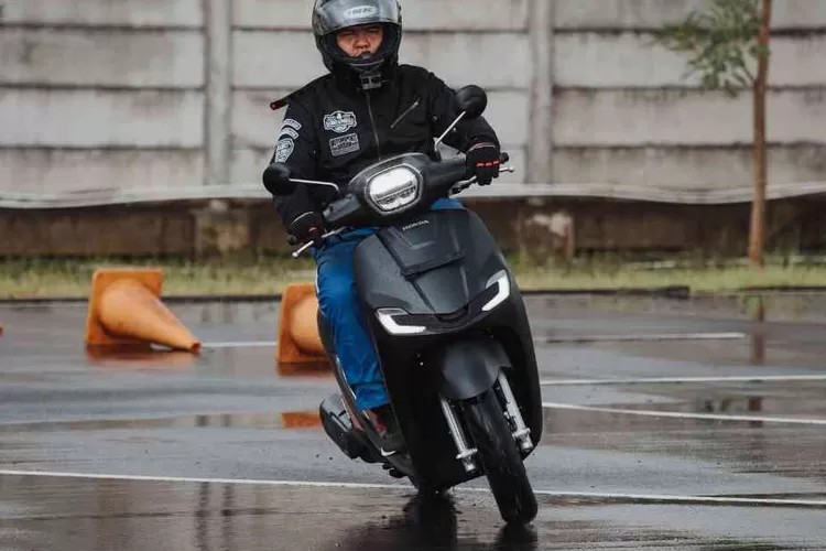 Ilustrasi, setiap pengendara wajib memperhatkan tekanan angin pada ban sebelum bepergian.