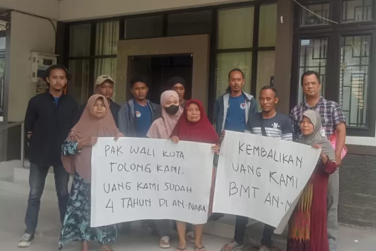 ADUKAN NASIB : Sejumlah nasabah yang menjadi korban BMT An-Naba Kota Pekalongan mengadukan nasibnya ke Dindagkop dan UKM Kota Pekalongan belum lama ini. (KONTENJATENG.COM/Arif Prayoga)