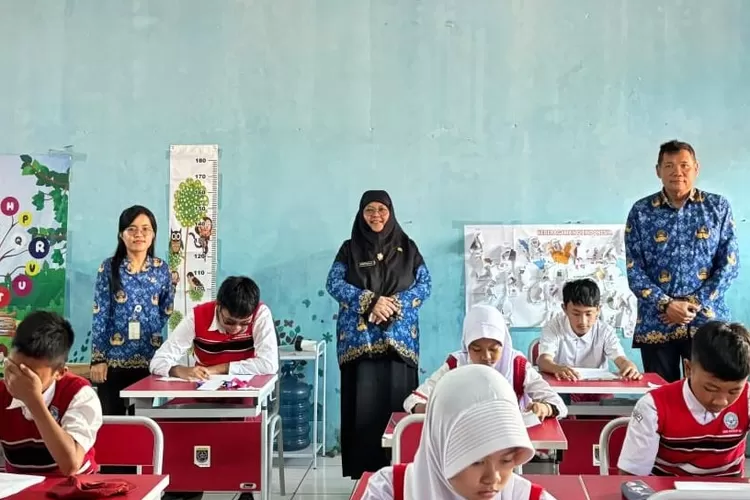 Kepala Disdik Kota Depok, Siti Chaerijah Aurijah memantau pelaksanaan PSAJ di SDN Anyelir 2. (ANDIKA EKA/RADAR DEPOK)