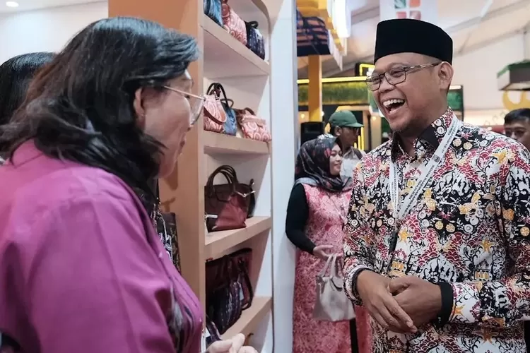 Wakil Walikota Depok, Imam Budi Hartono (kanan), berbincang dengan salah satu pengunjung pameran stand Kota Depok pada acara pameran Indonesia City Expo 2024, Balikpapan. (Pemkot Depok)