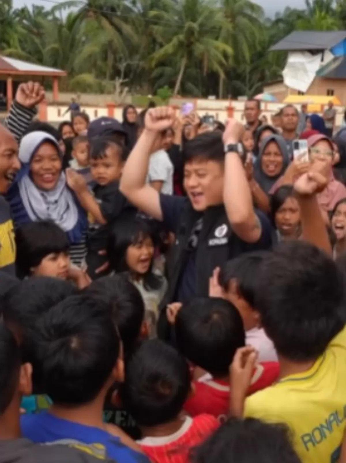 Menyoroti aksi kemanusiaan yang dilakukan influencer, Bobon Santoso pada lokasi bencana banjir bandang di Aceh Tamiang. (Dok. Instagram.com/@bobonsantoso)