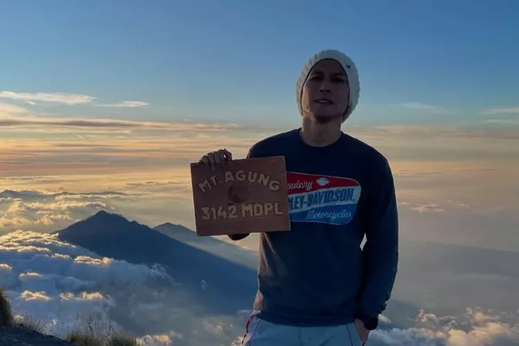 Chef Juna mendaki Gunung Agung saat usianya genap 50 tahun (Foto: Gorajuara/ Instagram/ @junarorimpandeyofficial)