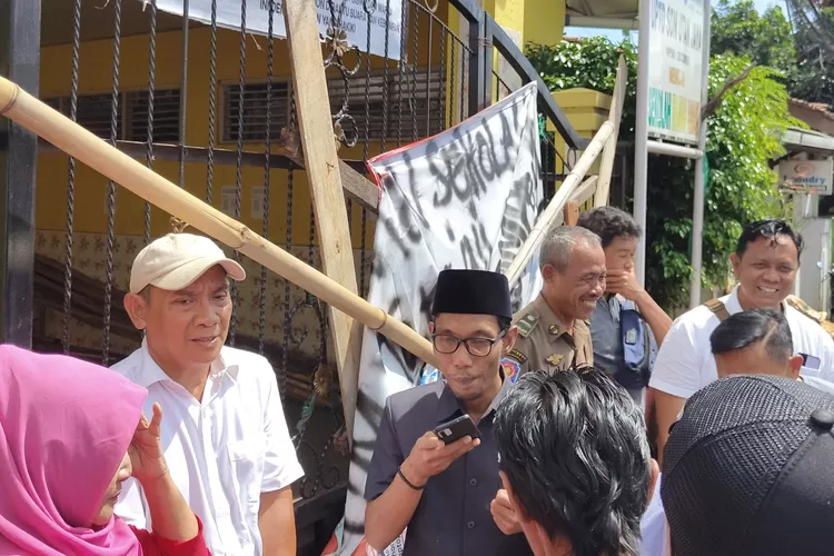 Sekretaris Komisi C DPRD Kota Depok, Siswanto (kacamata, peci hitam) saat melakukan mediasi dengan ahli waris saat penyegelan SDN Utan Jaya, Kelurahan Bojong Pondok Terong, Kecamatan Cipayung, beberapa waktu lalu.  (DOKUMEN NARASUMBER)