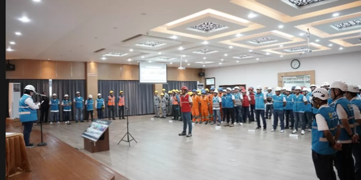 GM PLN UID Kalimantan Barat, Maria G.I. Gunawan tengah memberikan arahan kepada peserta Apel Bulan K3 Nasional 2026 di Aula PLN UP3 Pontianak.