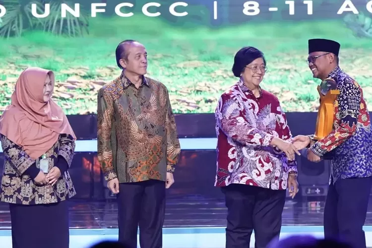 Wakil Walikota Depok, Imam Budi Hartono (kanan) saat menerima Penghargaan Proklim Lestari dari KLHK di JCC, Jakarta Pusat, Jumat (9/8). (Humas Depok)