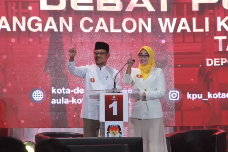  Calon Walikota dan Wakil Walikota Depok, Nomor Urut 1, Imam Budi Hartono-Ririn Farabi Arafiq (Imam-Ririn), dalam debat pamungkas Pilkada Depok 2024, Kamis (21/11) malam. (ARNET/RADAR DEPOK)
