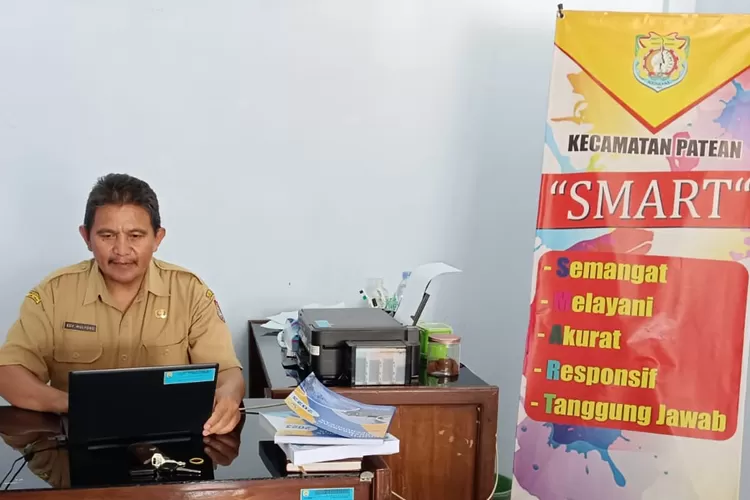 Kepala Seksi Pelayanan Umum Kecamatan Patean, Edy Mulyono.  (dokumen)