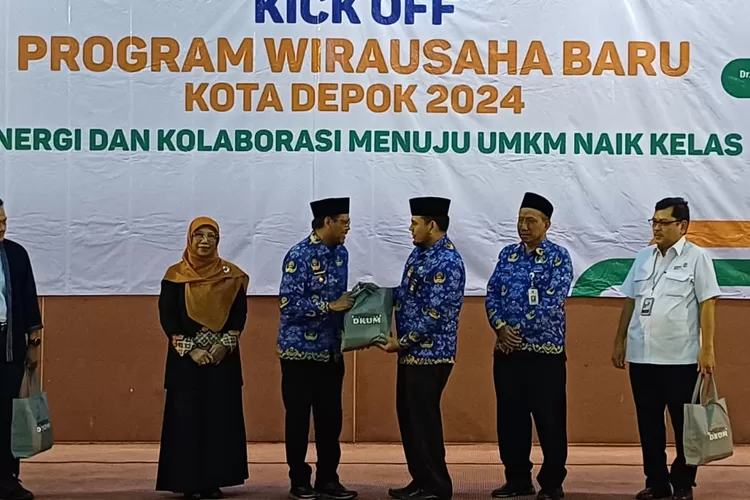 Wakil Walikota, Imam Budi Hartono memberikan bingkisan kepada Kepala DKUM Jabar, saat Kick Off WUB untuk 2024 di Hotel Bumi Wiyata, Senin (20/5). (ANDIKA EKA/RADAR DEPOK)