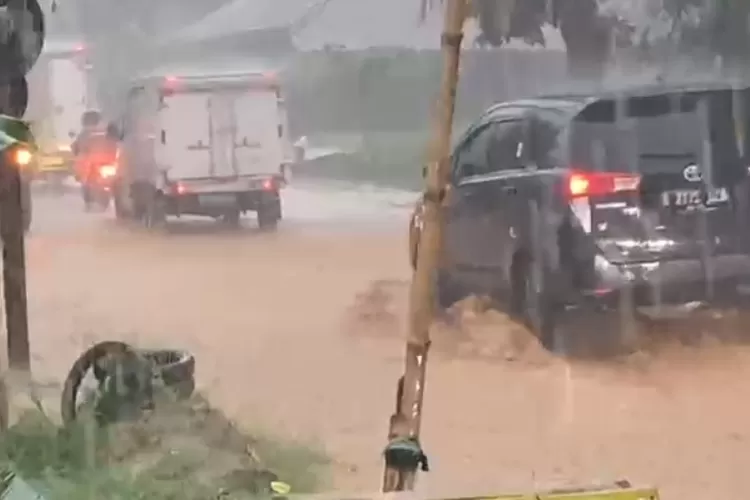 Kondisi jalan raya akibat galian C di Cariu. (Jalil/Bogor Times)