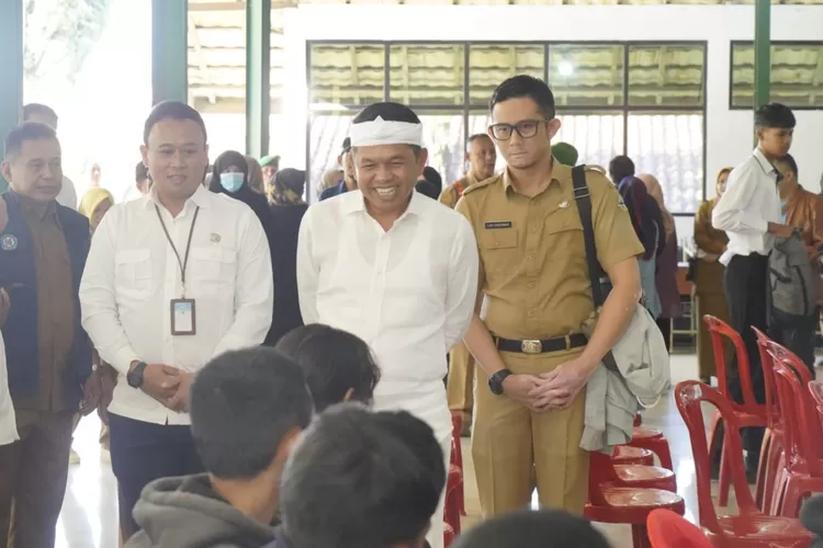Gubernur Jawa Barat, Dedi Mulyadi (Baju Putih) dan Plt Kepala KCD Wilayah 2, Lima Faudiamar (Kanan-Baju PDH Khaki) sedang meninjau peserta program sekolah militer di Dodik Bela Negara Rindam III Siliwangi, Kabupaten Bandung. (ANDIKA EKA/RADAR DEPOK)