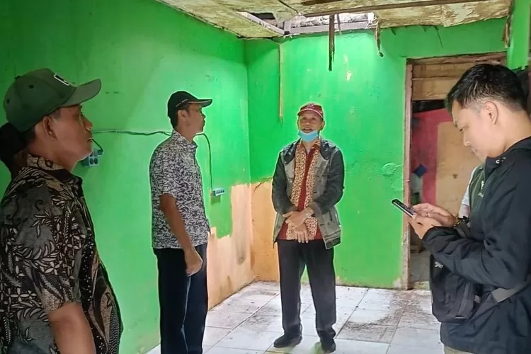 Aparatur Kelurahan Mampang saat meninjau rumah rusak, di RT1/10, Kelurahan Mampang, Kecamatan Pancoranmas, Depok, Rabu (7/5). (RISKY DWI LESTARI/RADARDEPOK)