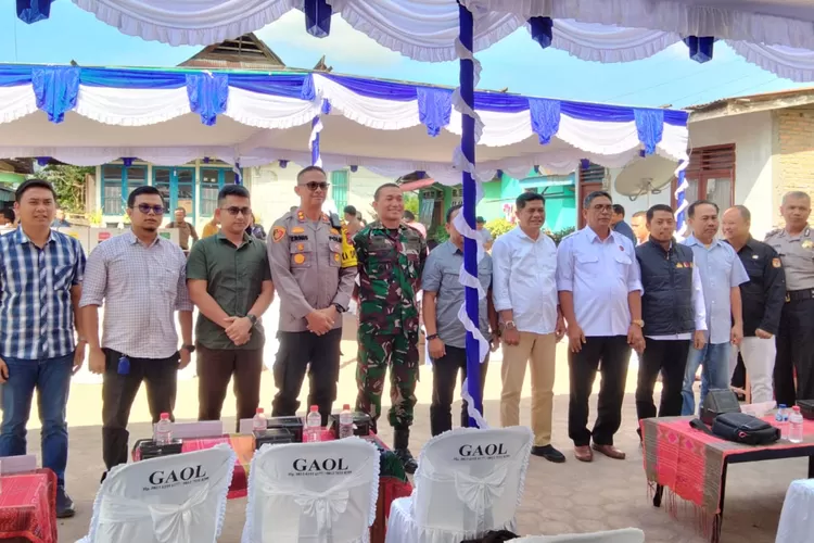 Usai menghadiri pelaksanaan simulasi riil pemungutan dan penghitungan suara di TPS 007 Siraja Hutagalung Forkopimda, KPU dan Bawaslu diabadikan bersama.