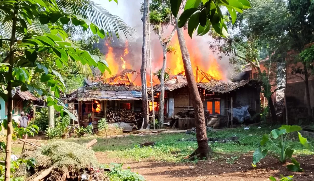 Rumah wiraswasta di Cibeber Cianjur terbakar. (FOTO: Ist)