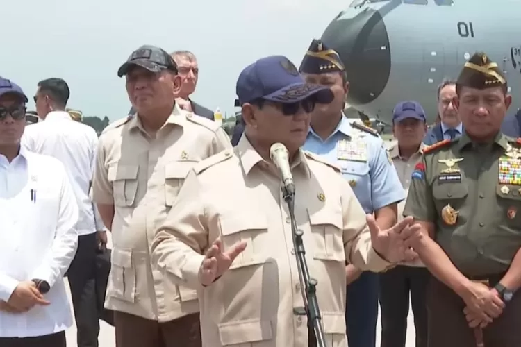 Presiden Prabowo instruksikan agar pesawat militer termasuk Airbus A400M segera dilengkapi dengan modul ambulans udara dan perlengkapan pemadam kebakaran hutan. (YouTube/Sekretariat Presiden)