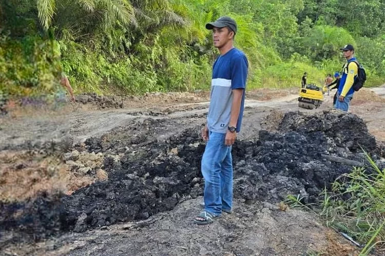 Anggota DPRD Mura Akhirudin saat turun lapangan cek kerusakan jalan (foto : DPRD Mura )
