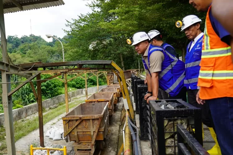 Kunjungan Bupati Bogor Rudy Susmanto ke area tambang emas PT Antam di Kecamatan Nanggung, Kabupaten Bogor, Jumat, 12 September 2025. (Diskominfo Kabupaten Bogor.)