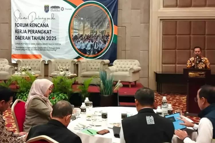 Kepala DKUM Kota Depok, Dede Hidayat memberikan paparan dalam acara Forum Renja DKUM Kota Depok Tahun 2025 di Hotel Savero, Rabu (21/2). (RADAR DEPOK)