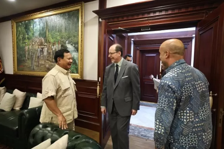 Prabowo Subianto bersama Duta Besar Kerajaan Spanyol, Francisco de Asis Aguilera Aranda ke kantor Kementerian Pertahanan, Jumat (15/3).