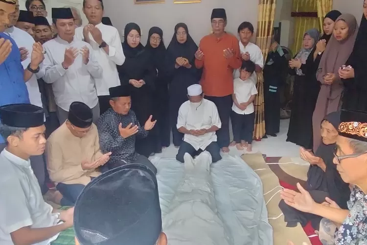 Wakil Walikota Depok Imam Budi Hartono (Mengenakan koko cokelat) tak lupa menyampaikan ungkapan belasungkawa kepada mantan keluarga Lurah Curug, Juanda dengan mendatangi langsung ke rumahnya, Sabtu (22/6). (FAHMI/RADAR DEPOK)