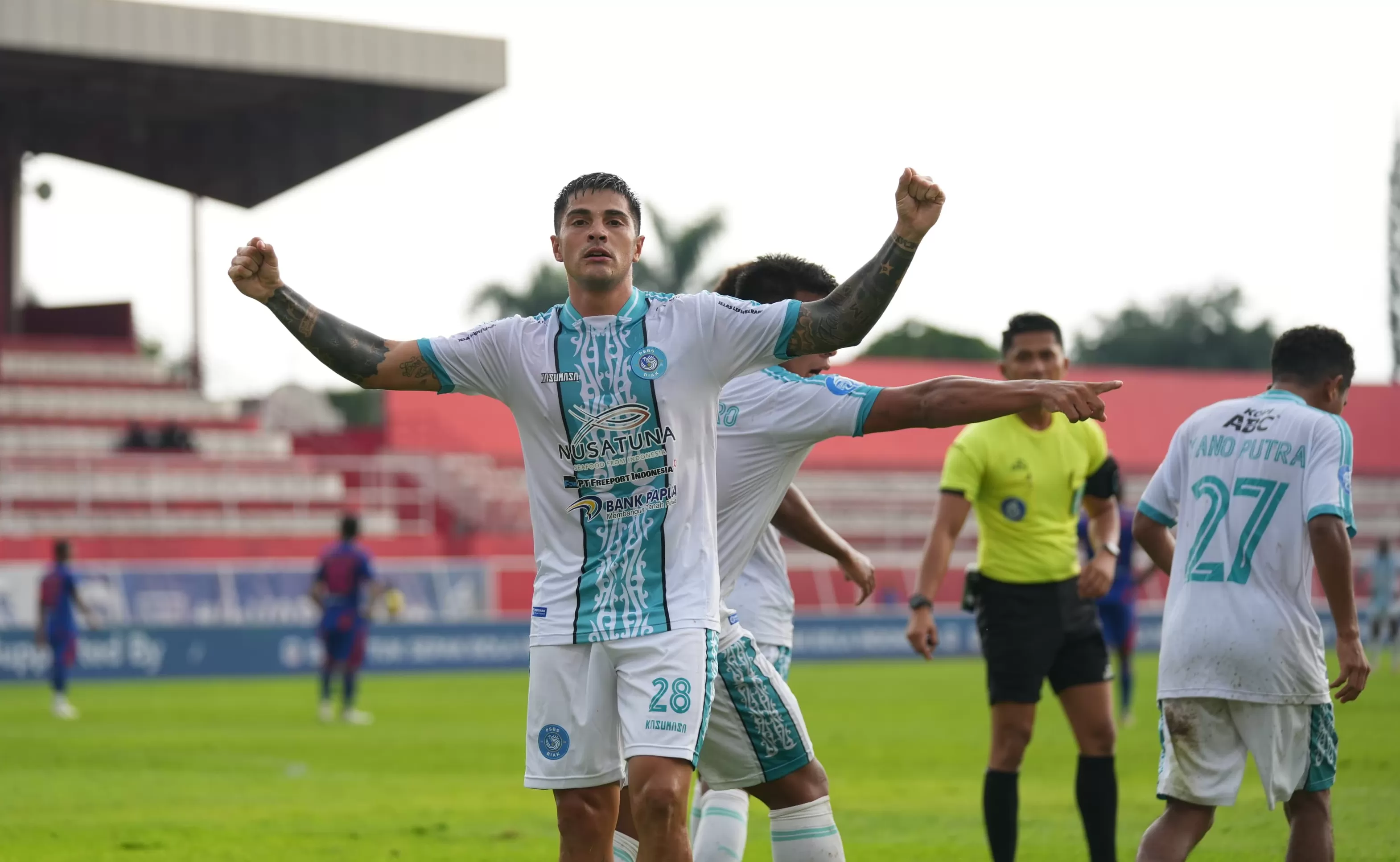 Pemain PSBS Biak ketika selebrasi usai mencetak gol kegawang Arema FC. (Foto: MO PSBS Biak).