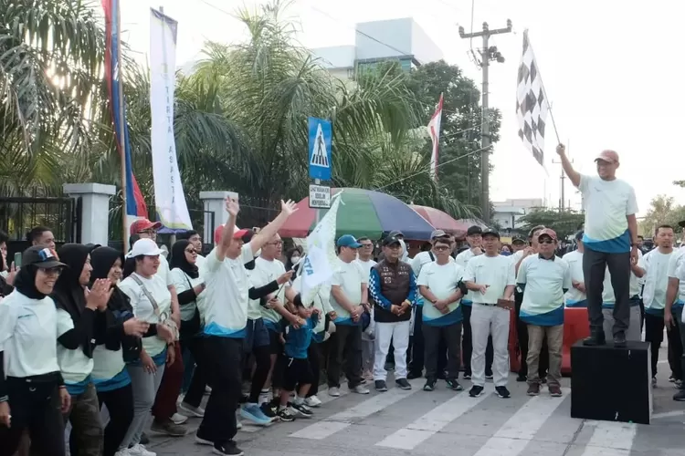 Wakil Walikota Depok, Imam Budi Hartono melepas peserta jalan santai atau fun walk dalam rangka Hari Pelanggan Nasional Tahun 2024 yang diselenggarakan PDAM Tirta Asasta di Taman Alun-alun Kota Depok, GDC, Minggu (9/9) pagi. (PEMKOT DEPOK )