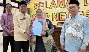 Wakil Walikota Depok Imam Budi Hartono Serahkan SK 34 Kepsek SDN dan SMPN, Pesannya Jaga Amanah!