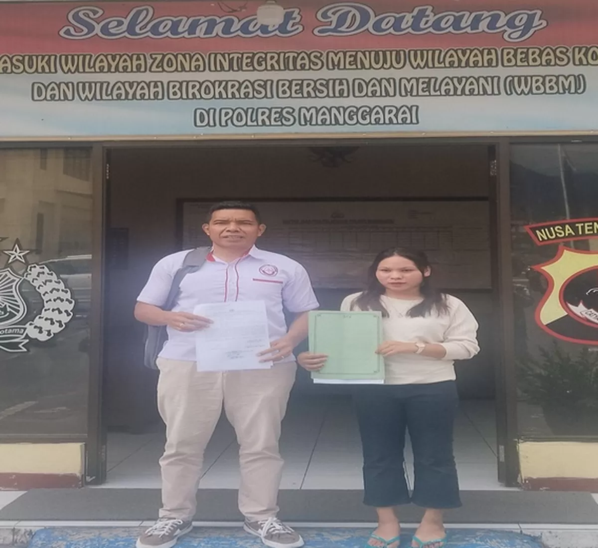 Keterangan Foto: Maria Noviati Jaya didampingi kuasa hukumnya, Nestor Madi melaporkan Kepala dapur APPG Wae Ri'i ke Polres Manggarai atas dugaan pencemaran nama baik