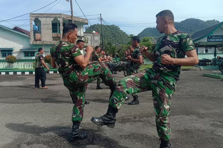 Personel Kodim 0107/Aceh Selatan Lakukan Latihan Bela Diri Tektis.(Realitasonline.id/ ZUL)