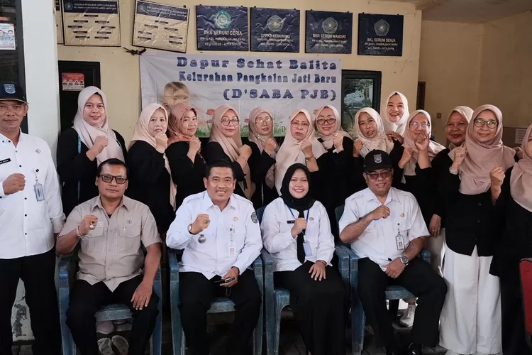 Lurah Pangkalanjati Baru, Ayu Dwi Pratiwi bersama Camat Cinere, Mursalim Saimin serta kader foto bersama dipeluncuran D&rsquo;Saba PJB. (RADAR DEPOK)