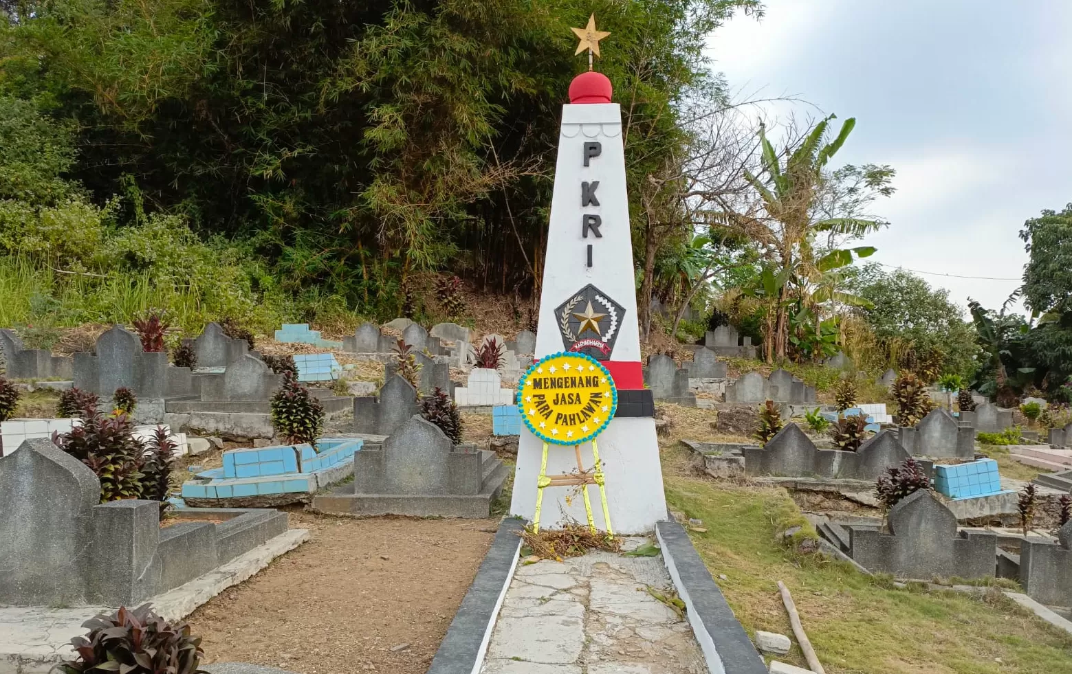 Tugu Pahlawan Kemerdekaan di Cikembar Sukabumi Perlu Penataan  (Rapik Utama )