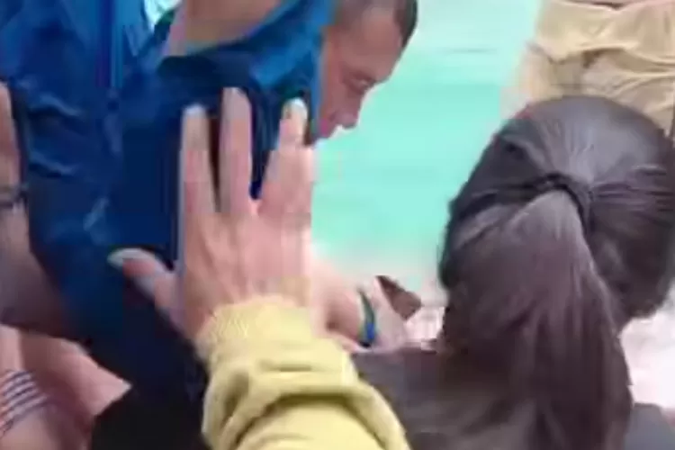 Screnshot : Kerabat korban dan pengunjung berupaya memberikan pertolongan pertama pada anak yang tenggelam di kolam renang wisata tembe (Ist)