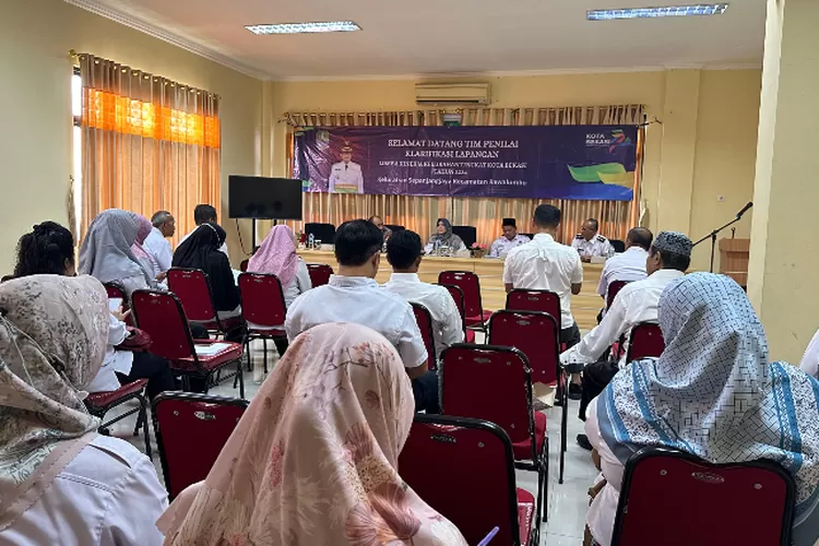 Rapat Minggon di Kelurahan Sepanjang Jaya gencarkan program Gerak Serentak Pemberantasan Sarang Nyamuk (Gertak PSN) untuk menanggulangi penyakit DBD, Rabu (24/4/2024). (FOTO: Dharma/Suarakarya.id)