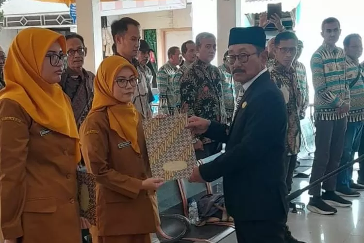 Pemerintah Desa Rangkah Kidul Kecamatan Sidoarjo Kabupaten Sidoarjo melantk Kaur Perencanaan dan Kasi Pemerintahan di Balai Desa setempat Rabu (10/12/2025). 