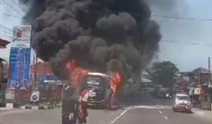 Bus Pariwisata Terbakar di Depan SPBU Subang, Kemacetan Mengular Sampai 1.5 Kilometer
