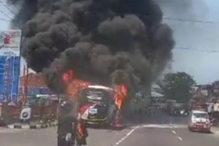 Bus pariwisata terbakar di depan SPBU di Subang (Sumber: Twitter)
