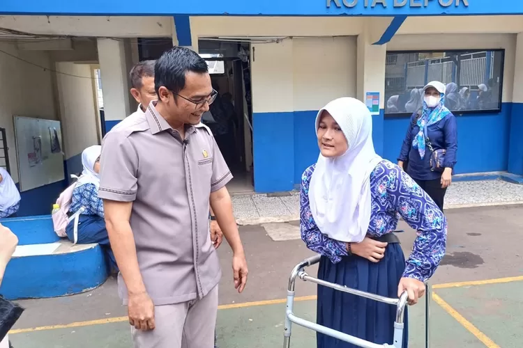 Ketua DPRD Kota Depok, Ade Supriyatna menyapa salah satu siswa disabilitas di SMP Negeri 15 Depok. (ANDIKA EKA/RADAR DEPOK)