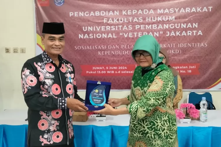 Lurah Pangkalanjati, Tarmuji mendapatkan plakat dari hasil sosialisasi dan pelatihan terkait Identitas Kependudukan Digital (IKD), Jumat (5/7). (AGNESYA/RADAR DEPOK)