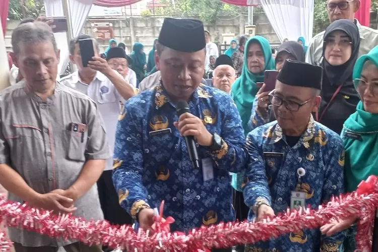 Sekda Kota Depok, Supian Suri, melakukan potong pita pada peresmian gedung kantor Kelurahan Kalimulya, Rabu (17/1). (ANDIKA EKA/RADAR DEPOK)
