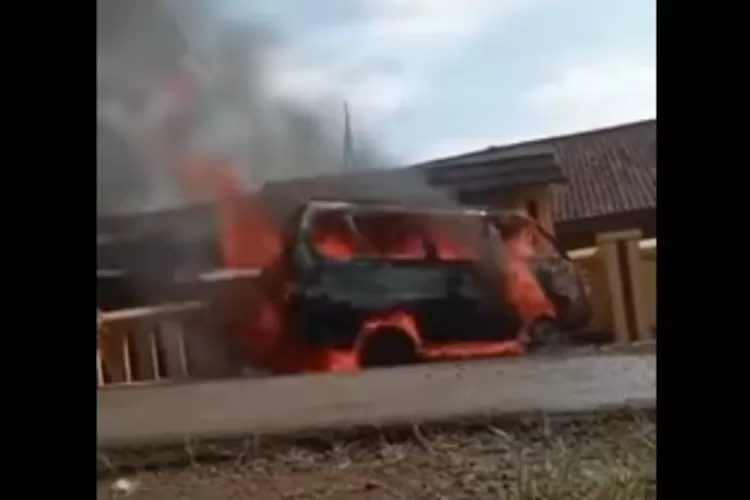Sebuah Angkot Terbakar