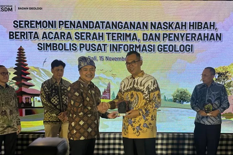 Sekda Kabupaten Bogor, Ajat Rochmat Jatnika menerima simbolis penyeraharan aset PIG dari Badan Geologi Kementerian Energi dan Sumber Daya Mineral (ESDM).  (DOKUMEN DISKOMINFO)