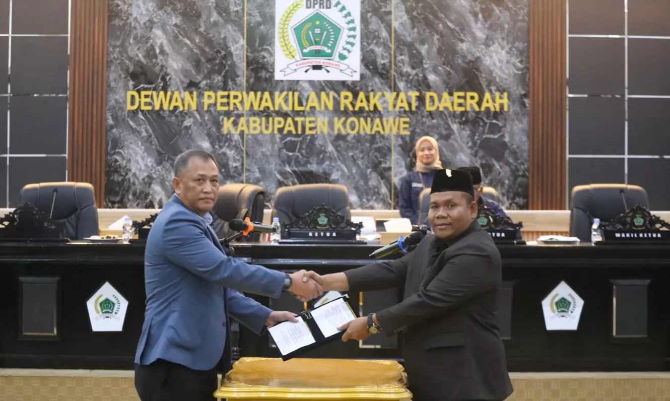 Ketua DPRD Konawe saat menyerahkan rekomendasi atas LKPJ tahun 2025 ke Pemkab Konawe