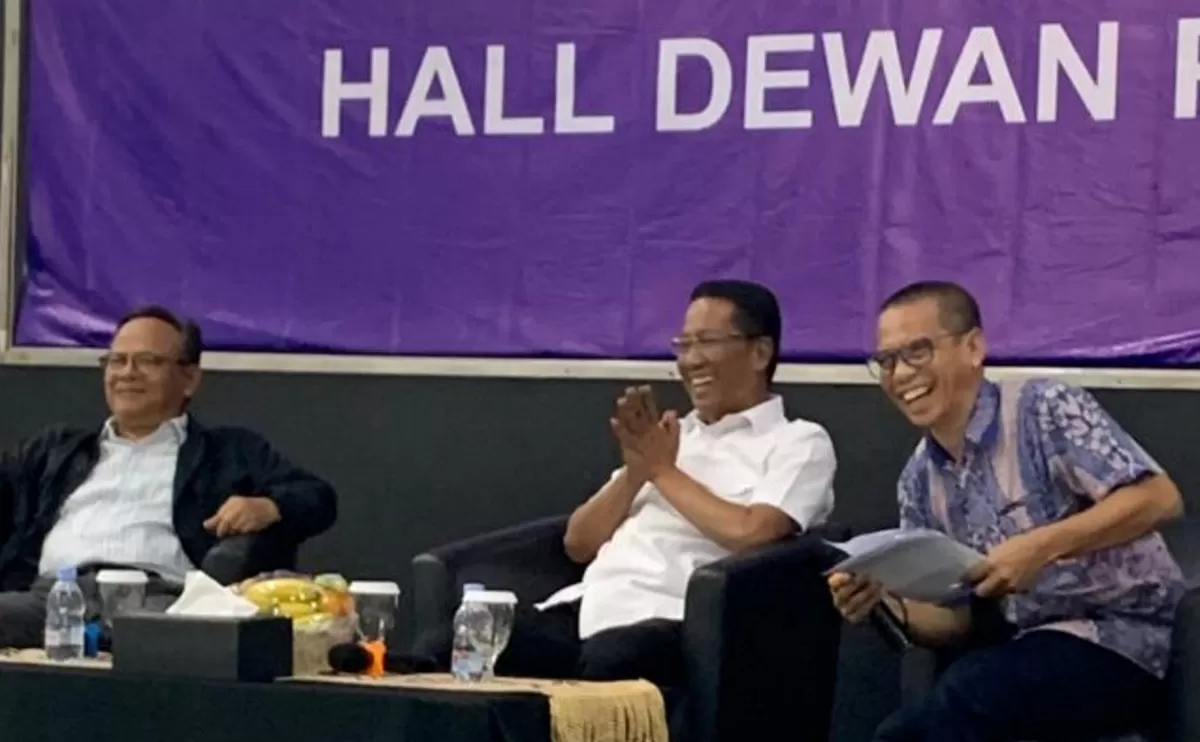 Menteri Hukum Supratman Andi Agtas (tengah) dan Ketua Dewan Pers Prof Komaruddin Hidayat (kiri) saat berdiskusi tentang perlindungan karya jurnalistik dalam RUU Hak Cipta dengan moderator anggota Dewan Pers Dahlan Dahi (kanan) di Hall Dewan Pers.
