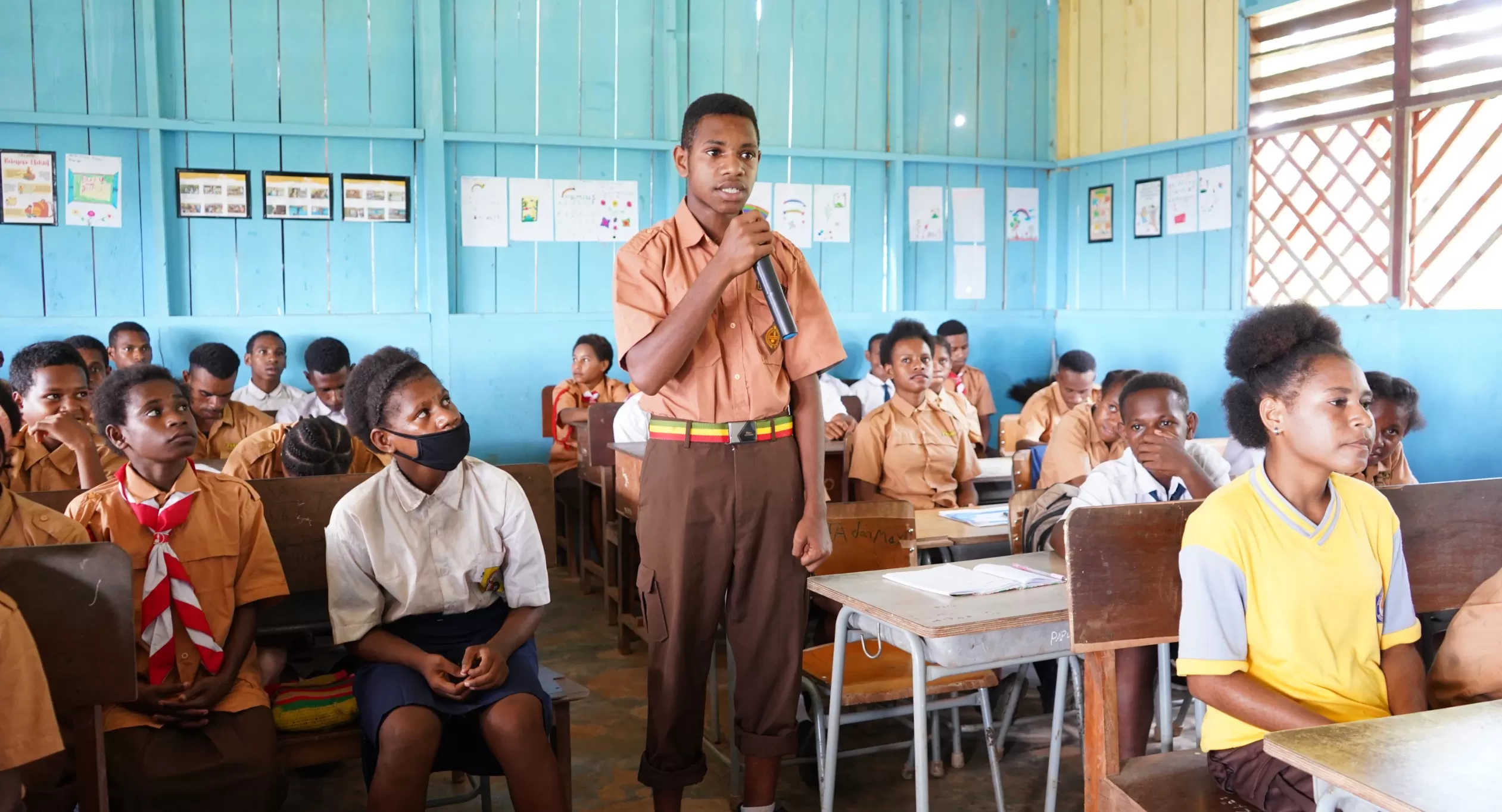 Antusiasme pejalar saat mengikuti kegiatan Edukasi Sosial yang diselenggarakan Tunas Sawa Erma (TSE) Group di SMP Negeri Ujungkia, Distrik Ki, Kabupaten Boven Digoel, Papua Selatan, Jumat (19/4/2024). (TSE GROUP)