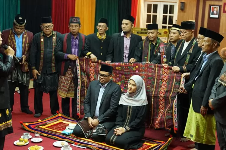 Bobby Nasution didampingi istri Kahiyang Ayu dinobatkan sebagai Tokoh Nasional Tabagsel, Minggu (4/2/2024).