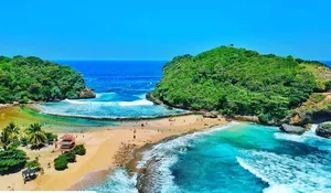 Tempat Wisata Pantai ini punya Kolam Alami Eksotis, Tiket Masuknya cuma Rp7.500, Pemandangannya Enggak Kalah Keren dari Labuan Bajo