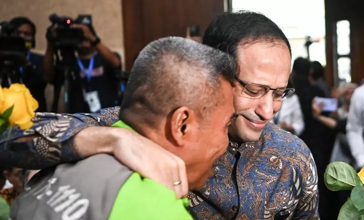 Nadiem Makarim nangis memeluk Driver Ojol. 