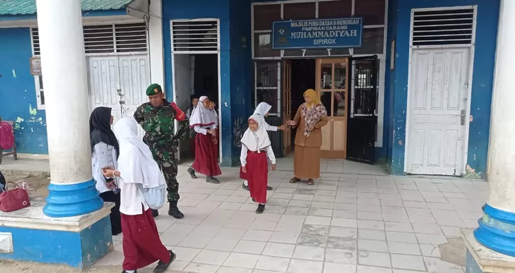 TNI Angkatan Darat terus menunjukkan komitmennya hadir untuk rakyat melalui aksi cepat pemulihan fasilitas pendidikan terdampak banjir dan tanah longsor di Kelurahan Pasar Sipirok, Kecamatan Sipirok, Kabupaten Tapanuli Selatan, Kamis (12/2/2026).