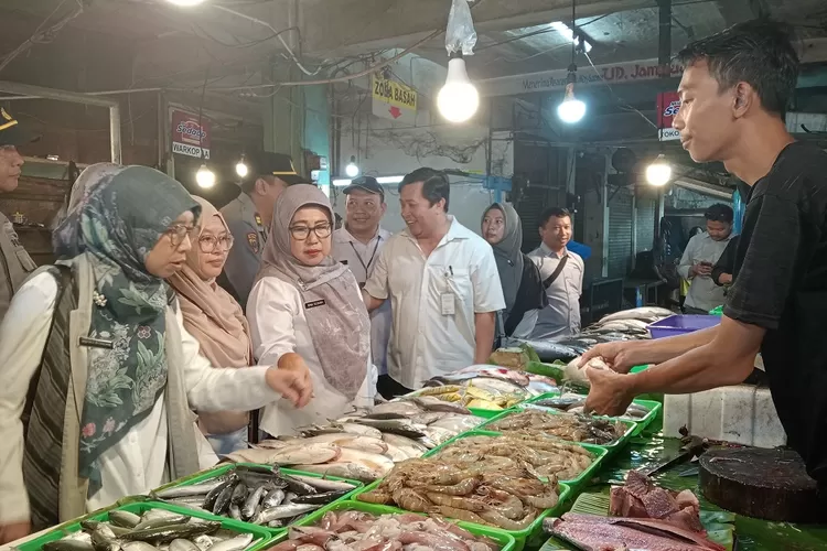 Pj Sekda Kota Depok, Nina Suzana bersama Kepala Perangkat Daerah dan Forkopimda sidak harga dan pasokan bahan pokok di Pasar Agung, Rabu (18/12/24). (AGNESYA/RADAR DEPOK)